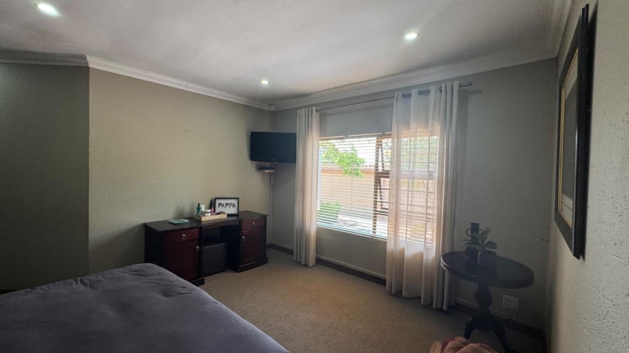 4 Bedroom Property for Sale in Roylglen Gardens Northern Cape